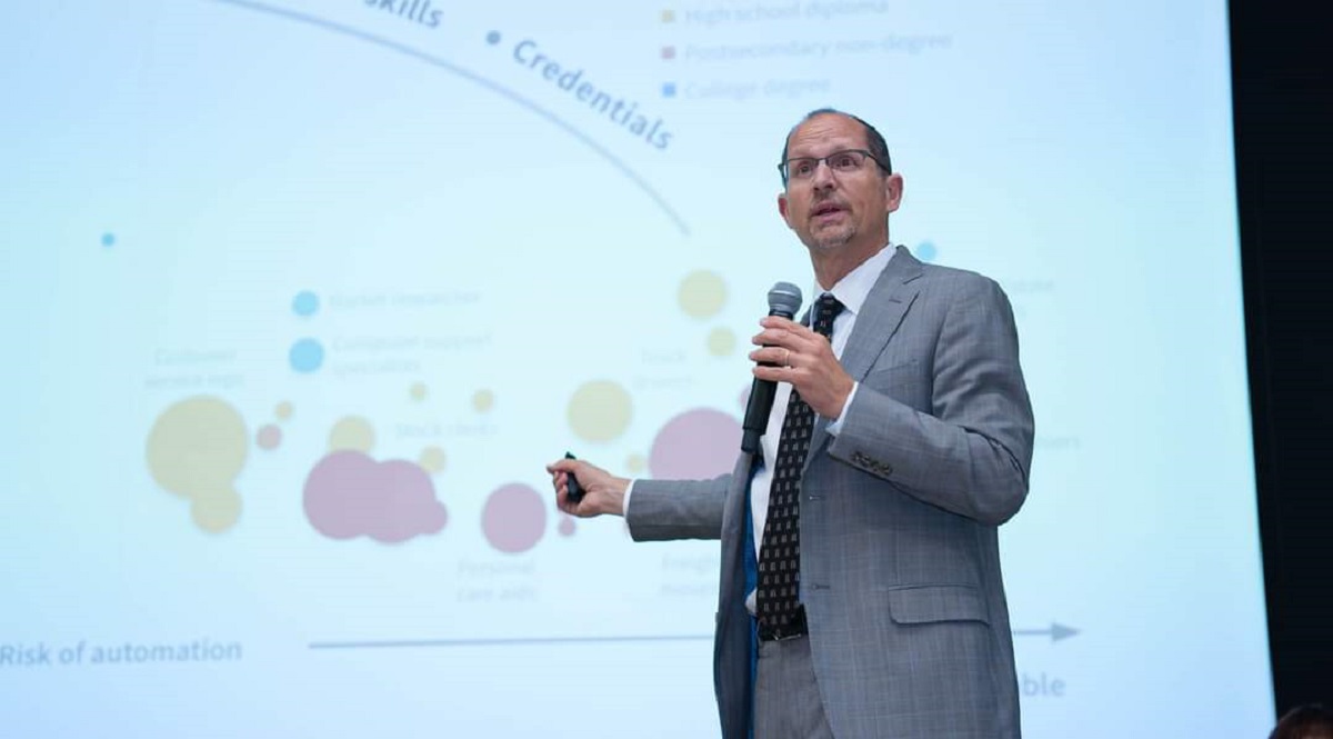 Coursera білім беру ұйымының бас атқарушы директоры Altynsarin institute-ң студентіне сертификат табыстады