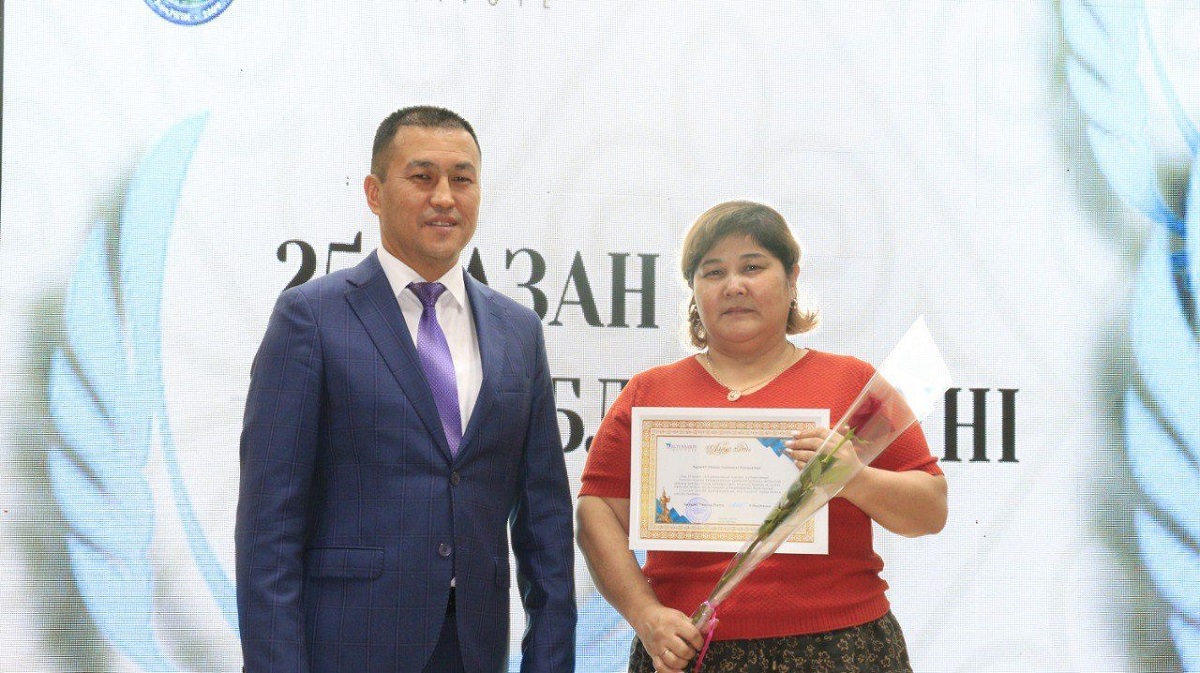 Altynsarin institute-ның «ақпараттық-кешендік кітапхана» қызметкерлері марапатталды